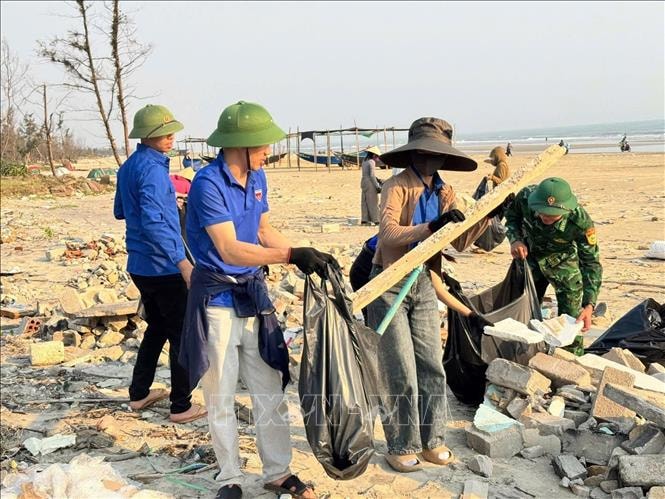 Tuổi trẻ Hà Tĩnh ra quân làm sạch biển, sẵn sàng cho mùa du lịch 2026