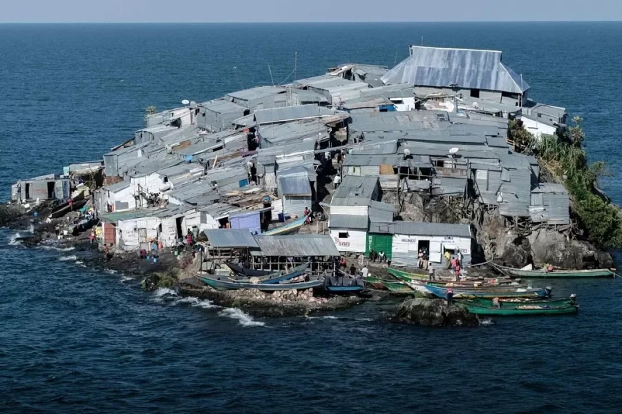 24 giờ trên hòn đảo bằng nửa sân bóng đá với 1.800 người sinh sống