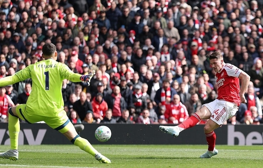 Tiền đạo Arsenal đổ lỗi cho mặt sân Emirates