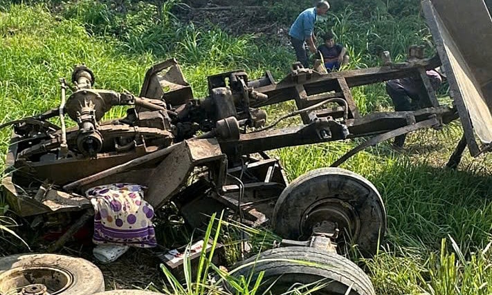 Tai nạn xe công nông với tàu hoả, ba ông cháu gặp nạn