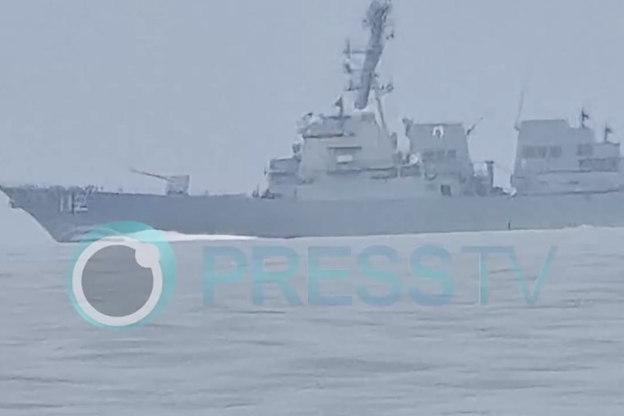 Báo Iran tung video 'tàu Mỹ qua eo biển Hormuz thất bại, suýt bị phá huỷ'