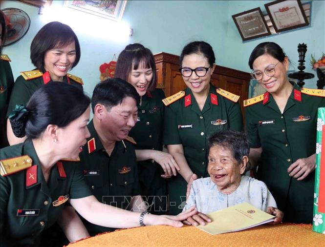 Đoàn đại biểu Phụ nữ Quân đội tri ân các Mẹ Việt Nam Anh hùng