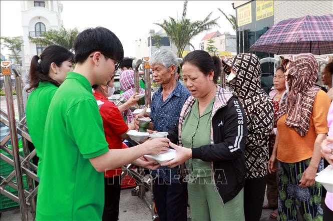 Những bữa cơm 0 đồng: Khi lòng tốt được 'tiếp lửa'