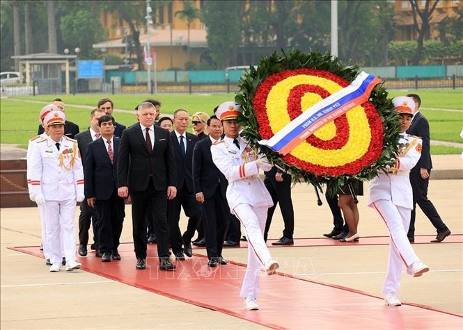 Thủ tướng Slovakia đặt vòng hoa tưởng niệm các Anh hùng liệt sĩ và vào Lăng viếng Chủ tịch Hồ Chí Minh