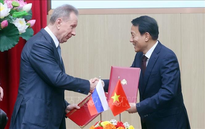 Bộ trưởng Công an hội đàm với Giám đốc Cơ quan Vệ binh quốc gia Liên bang Nga