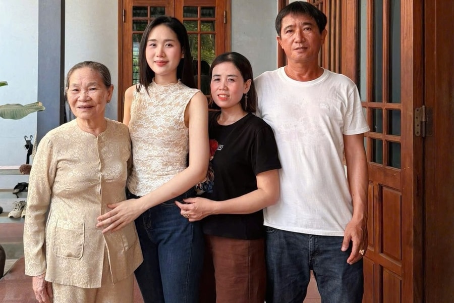 Gia đình đón hai á hậu Miss World Vietnam về quê