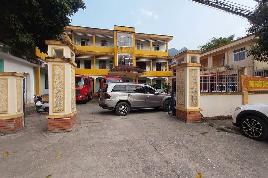 Tài xế cố thủ, đỗ ôtô chắn cổng trụ sở CSGT bị khởi tố