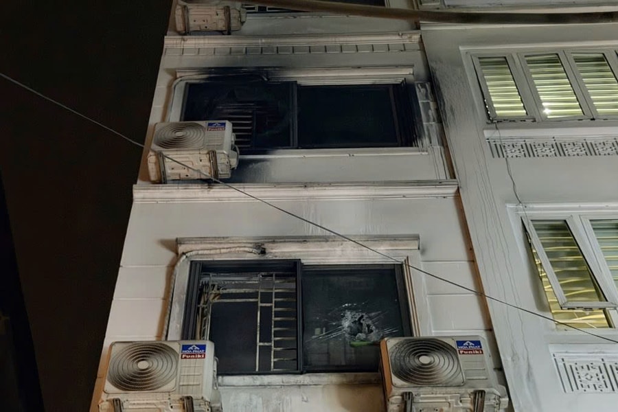 Cứu 5 người mắc kẹt trong ngôi nhà cháy ở Hà Nội