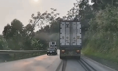 Xe con vượt ẩu ở khúc cua, tự đưa đầu vào 'cửa tử'