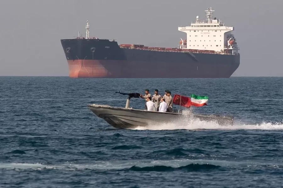 Iran gọi lệnh phong tỏa của Mỹ với Hormuz là 'hành vi cướp biển'