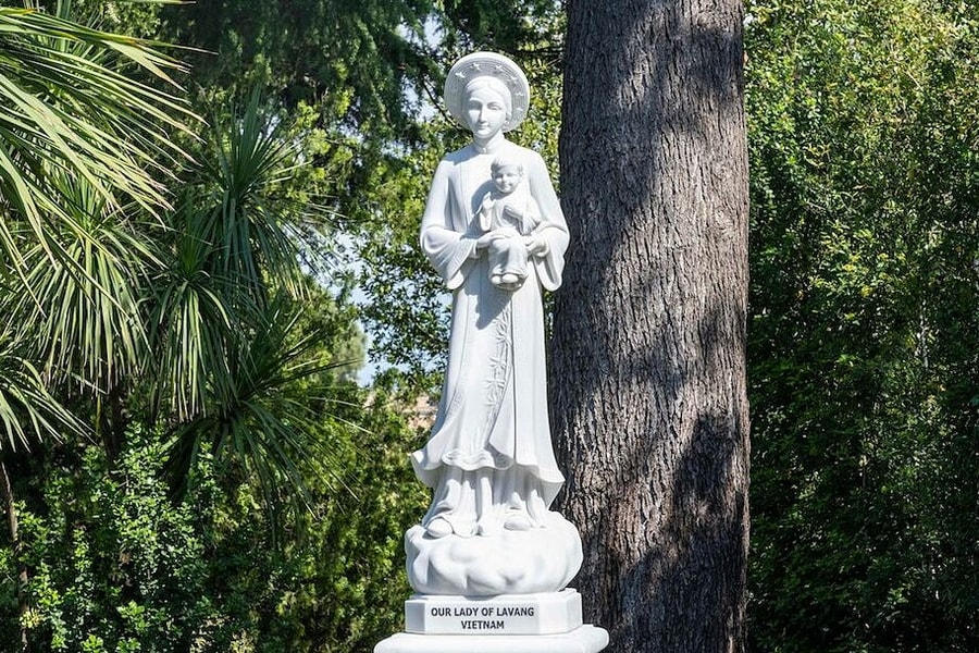 Tượng Đức Mẹ La Vang mặc áo dài Việt Nam trong Vườn Vatican