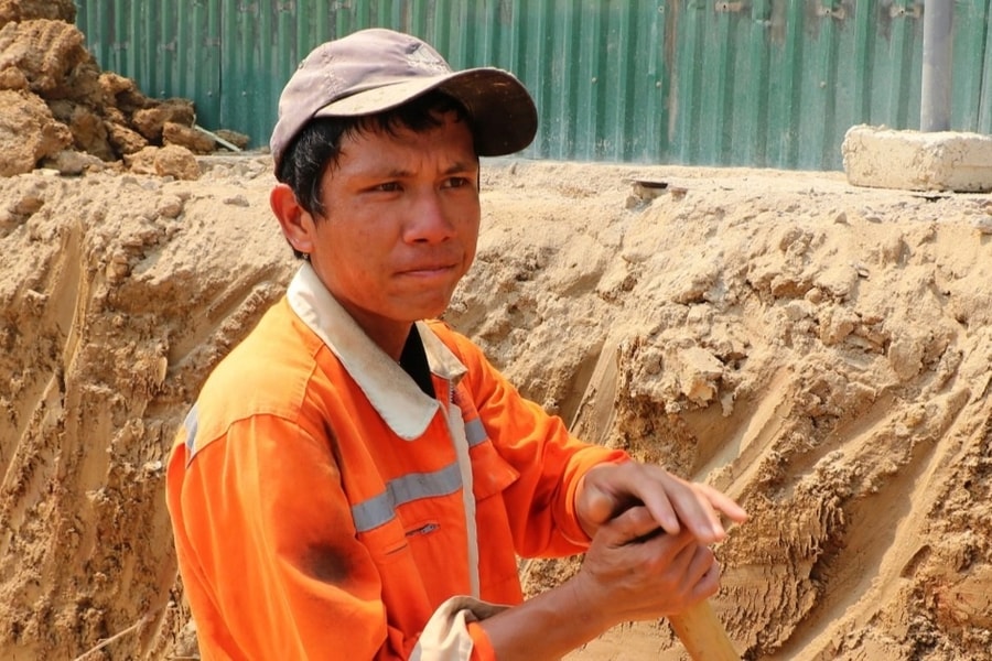 Công nhân "rang mình" dưới nắng bỏng rát trên công trường dự án 500 tỷ đồng