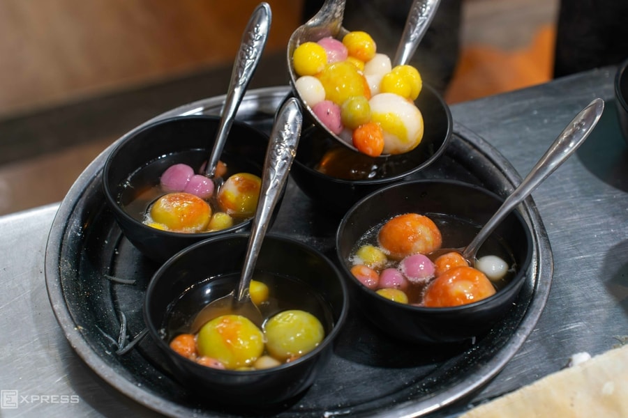 Ăn thắng dền ngũ sắc ban đêm ở Hà Giang