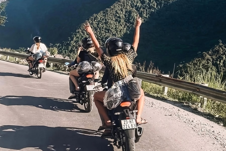 Chấn chỉnh tour chở khách bằng xe máy cung Hà Giang loop