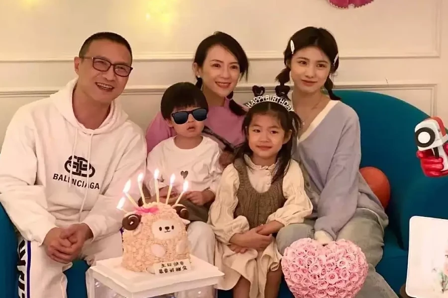 Con gái rocker Uông Phong không nhận mẹ