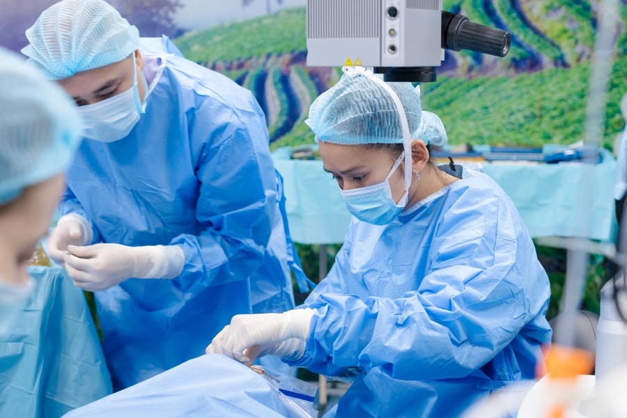 Thiết bị hỗ trợ phẫu thuật ca chấn thương mắt phức tạp