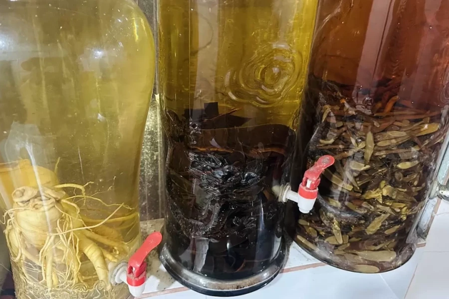 Uống rượu ngâm mỗi ngày để 'khỏe sinh lý'?