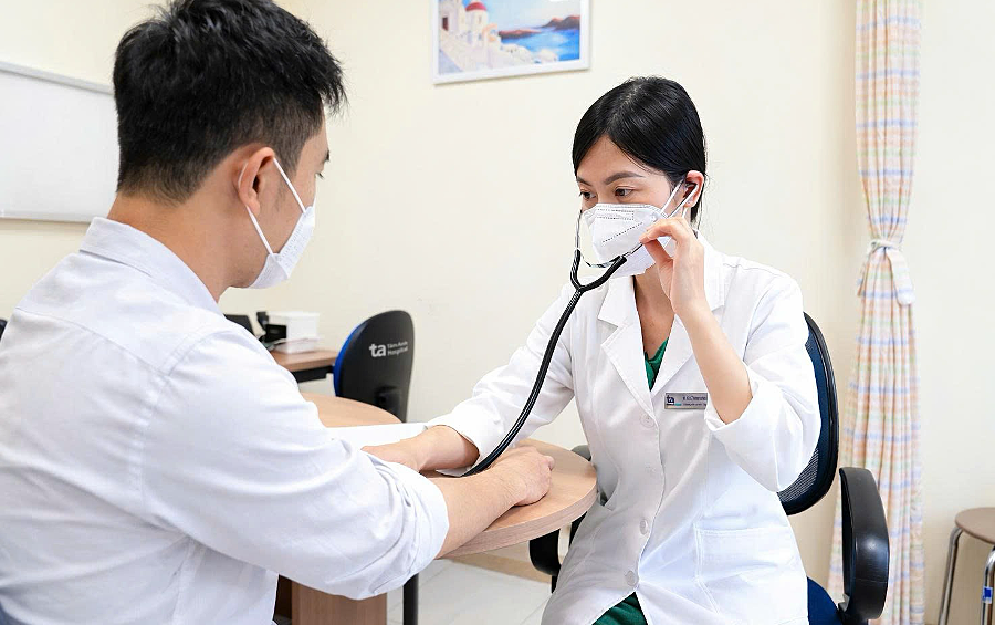 Nam thanh niên bị cổ trướng do tăng bạch cầu ái toan