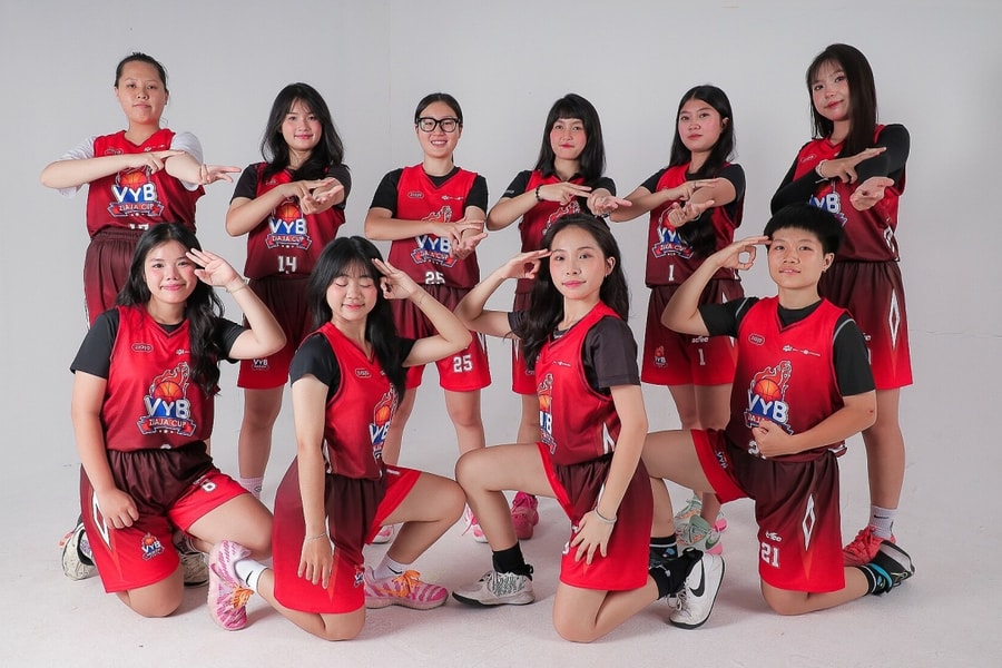 Dàn cầu thủ học sinh TP HCM ghi hình trước giải bóng rổ trẻ