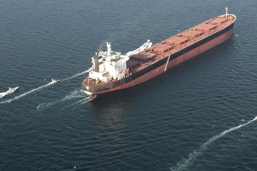 Tàu dầu liên quan Iran đi qua eo biển Hormuz bất chấp Mỹ áp phong tỏa