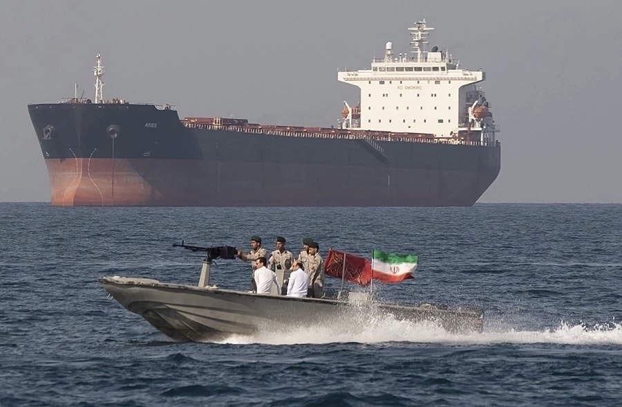 Cuộc thi gan giữa Mỹ - Iran tại eo biển Hormuz