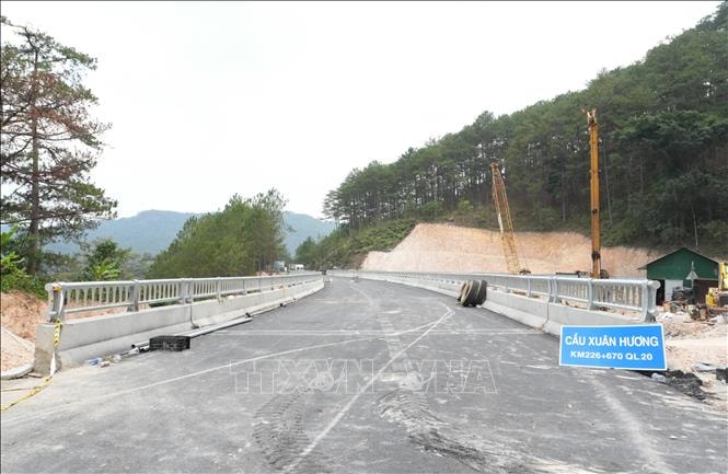 Sắp thông xe cầu cạn bắc qua điểm sạt lở trên đèo Mimosa - Đà Lạt