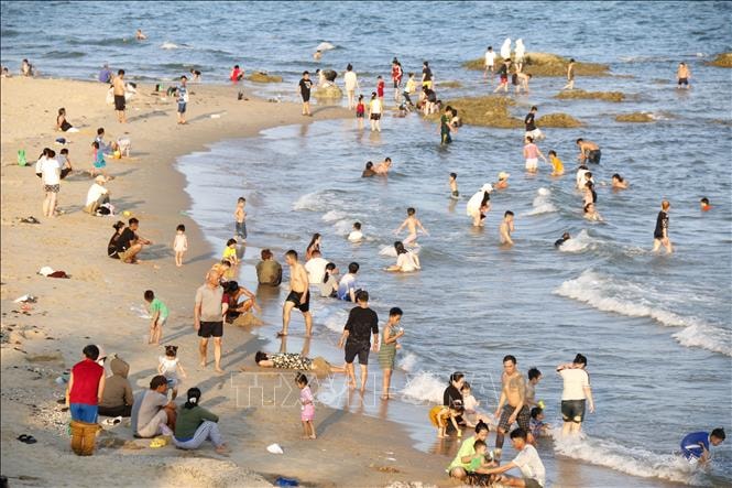 Nắng nóng, người dân đổ về các bãi biển 'giải nhiệt'