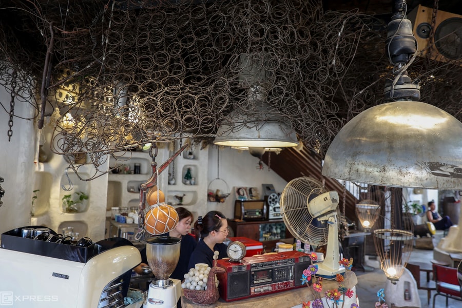 Quán cà phê trang trí bằng sắt thép cũ ở TP HCM