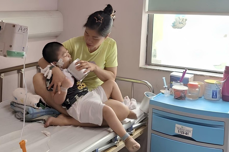 Cuộc chiến giữ sự sống cho cậu bé phải 'nhịn đạm'