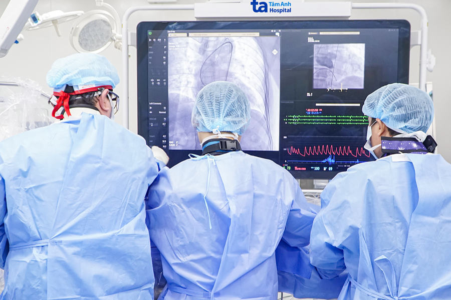 Thay van tim qua ống thông cho cụ bà 96 tuổi