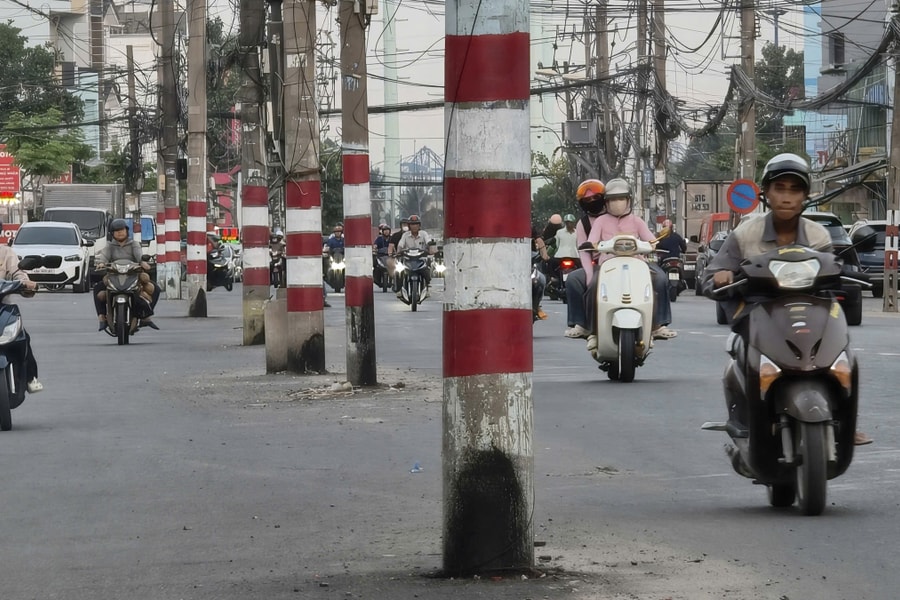 Gần 200 trụ điện chắn giữa đường nối nút giao lớn nhất TP HCM