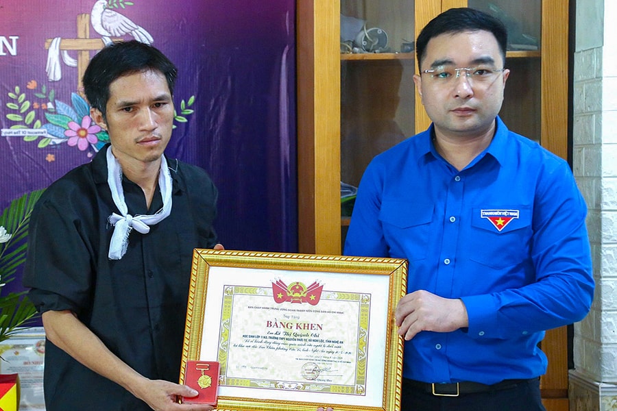 Truy tặng huy hiệu Tuổi trẻ dũng cảm cho nữ sinh tử vong khi cứu bạn