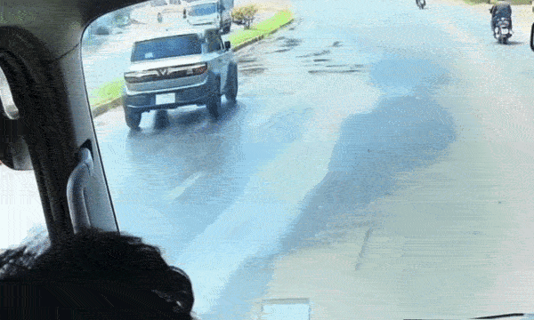 Ô tô mất lái khi qua vũng nước, đâm gục người đi xe máy